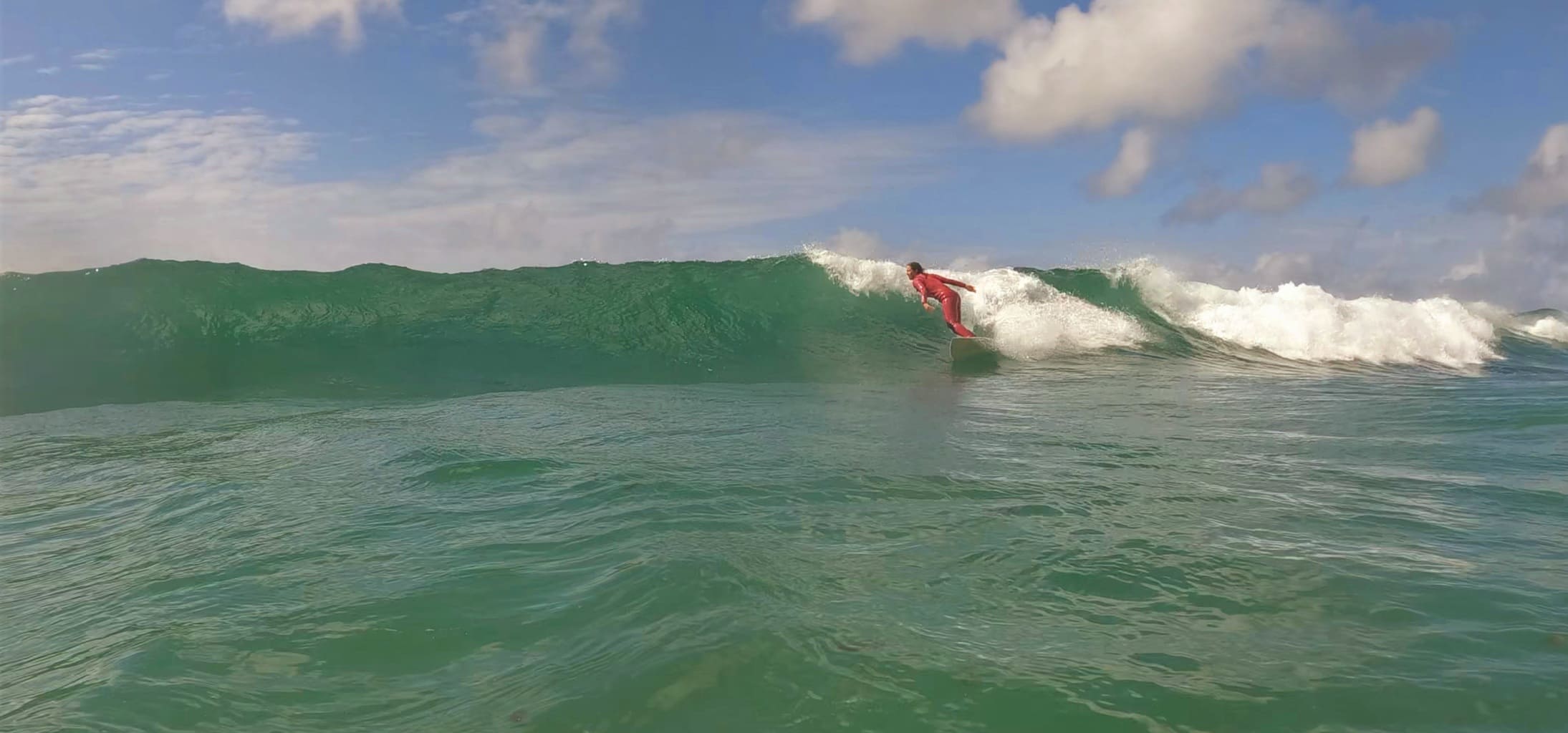 Jade Irisarri haciendo surf en Galicia