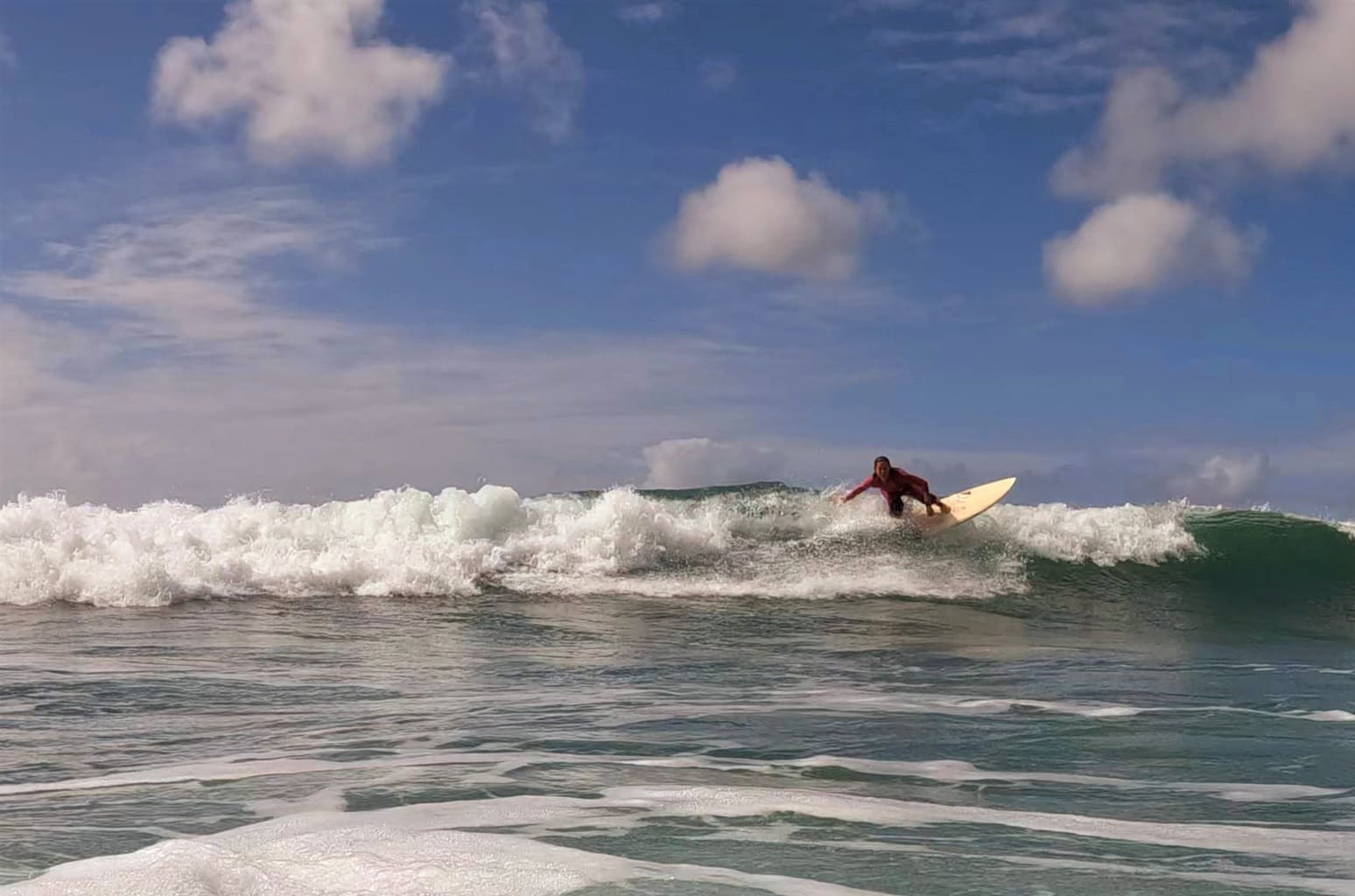 Jade Irisarri haciendo surf en las playas de Galicia