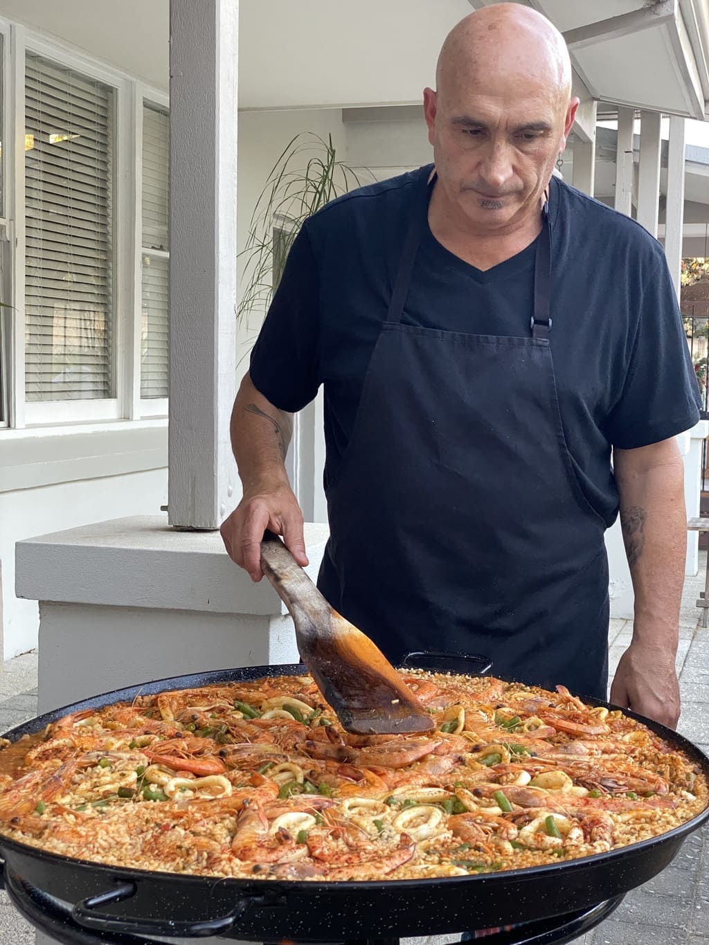 Jordi Atienza haciendo una paella