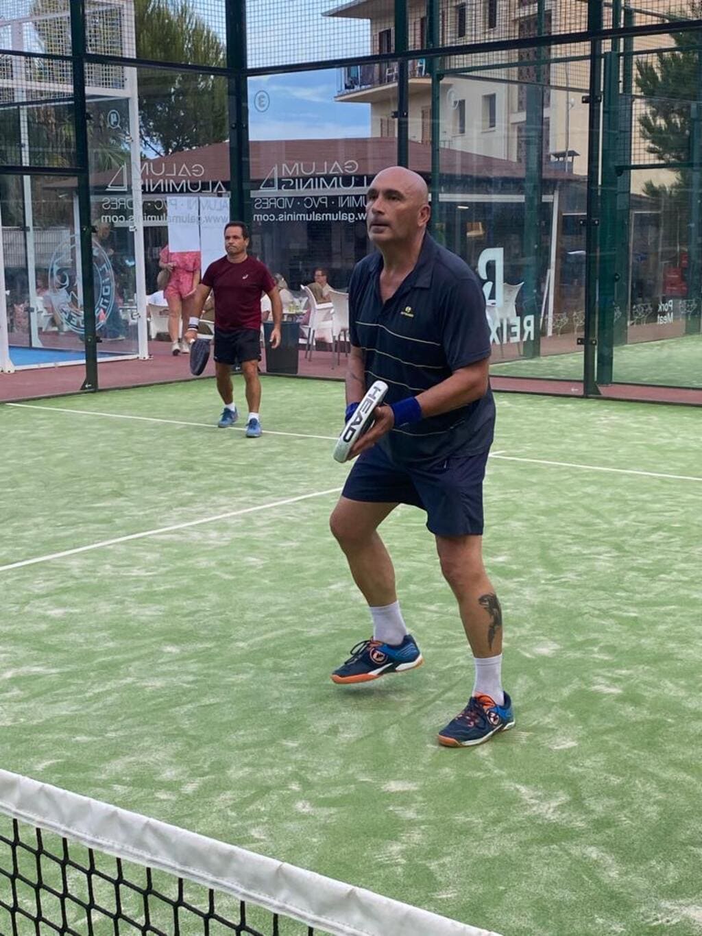 Jordi Atienza jugando a padel